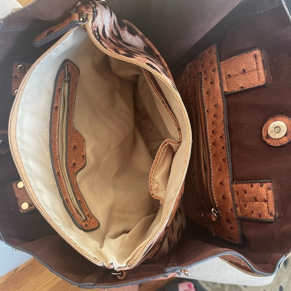 Versatile bag with expandable sides and multiple strap usage - Picture 5 of 10